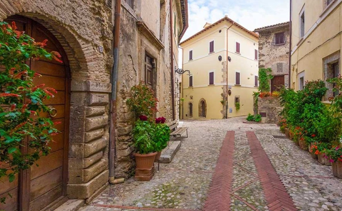 Vicolo caratteristico in pietra di Castelnuovo di Farfa