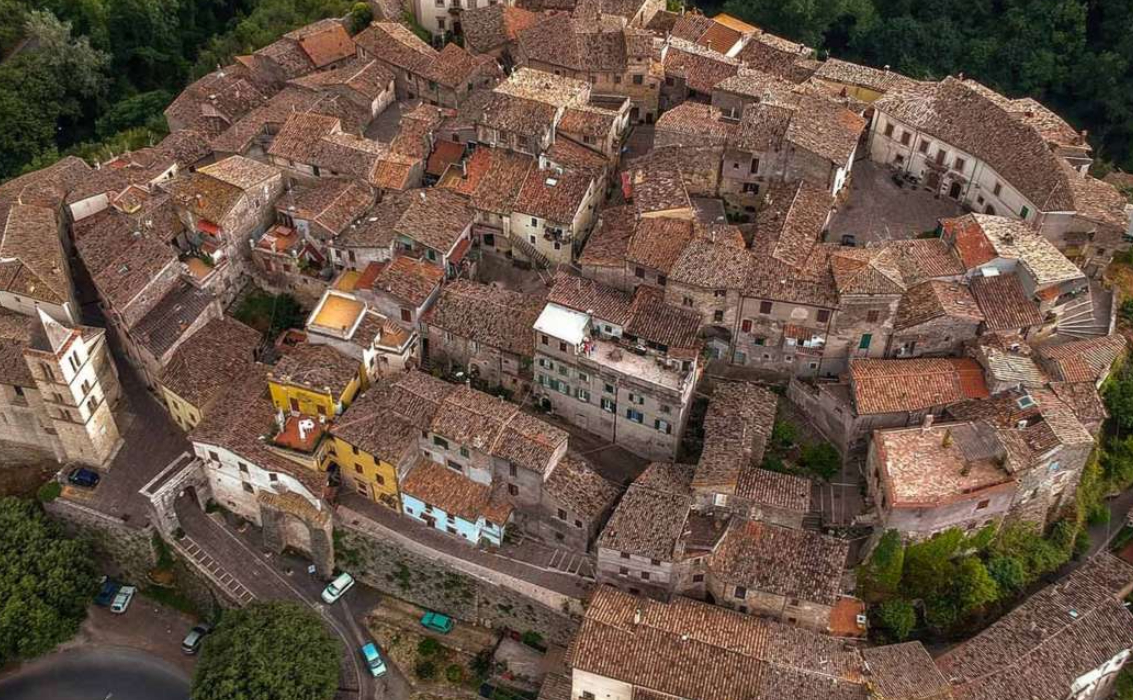 Vista aerea del borgo medievale di Montopoli di Sabina con tetti in terracotta e vie strette