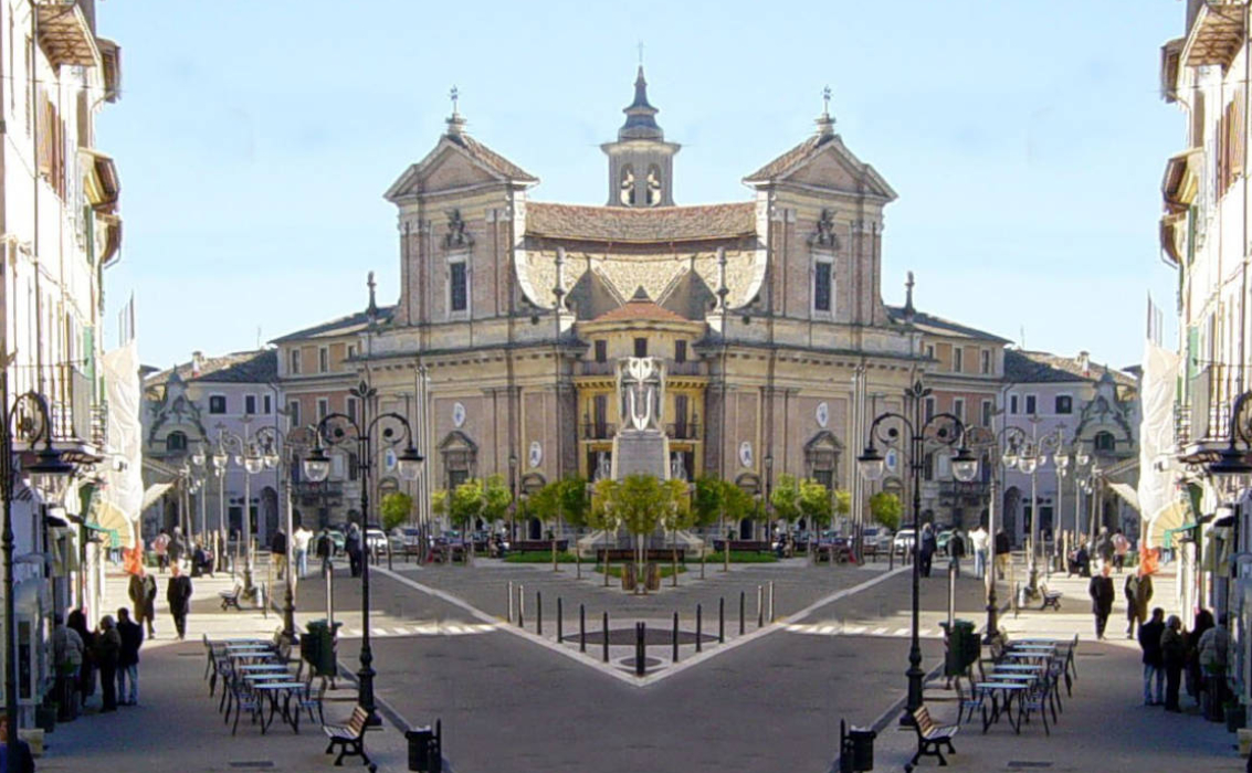 La facciata imponente del Duomo di Poggio Mirteto, con la sua architettura barocca, in una piazza ampia e luminosa.